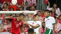 Pemain Singapura U-23, Irfan Fandi Ahmad (kiri), selalu dijaga ketat pemain-pemain Indonesia U-23. (Bola.com/Arief Bagus)