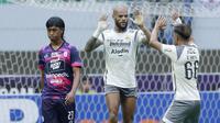 Pemain Persib Bandung, David da Silva (tengah) melakukan selebrasi bersama Daisuke Sato setelah mencetak gol pertama ke gawang RANS Nusantara FC pada laga pekan ke-25 BRI Liga 1 2022/2023 di Stadion Pakansari, Bogor, Minggu (19/2/20023). (Bola.com/M Iqbal Ichsan)