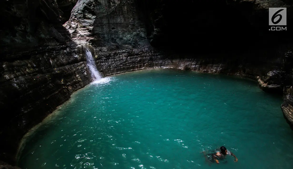 Pemandangan Air terjun yang terletak di desa Waimarang merupakan salah satu daya tarik bagi wisatawan untuk berkunjung ke Sumba Timur. Air terjun tersebut ditemukan pada tahun 2015 dan ramai diperbincangkan di media sosial. (Liputan6.com/Johan Tallo)