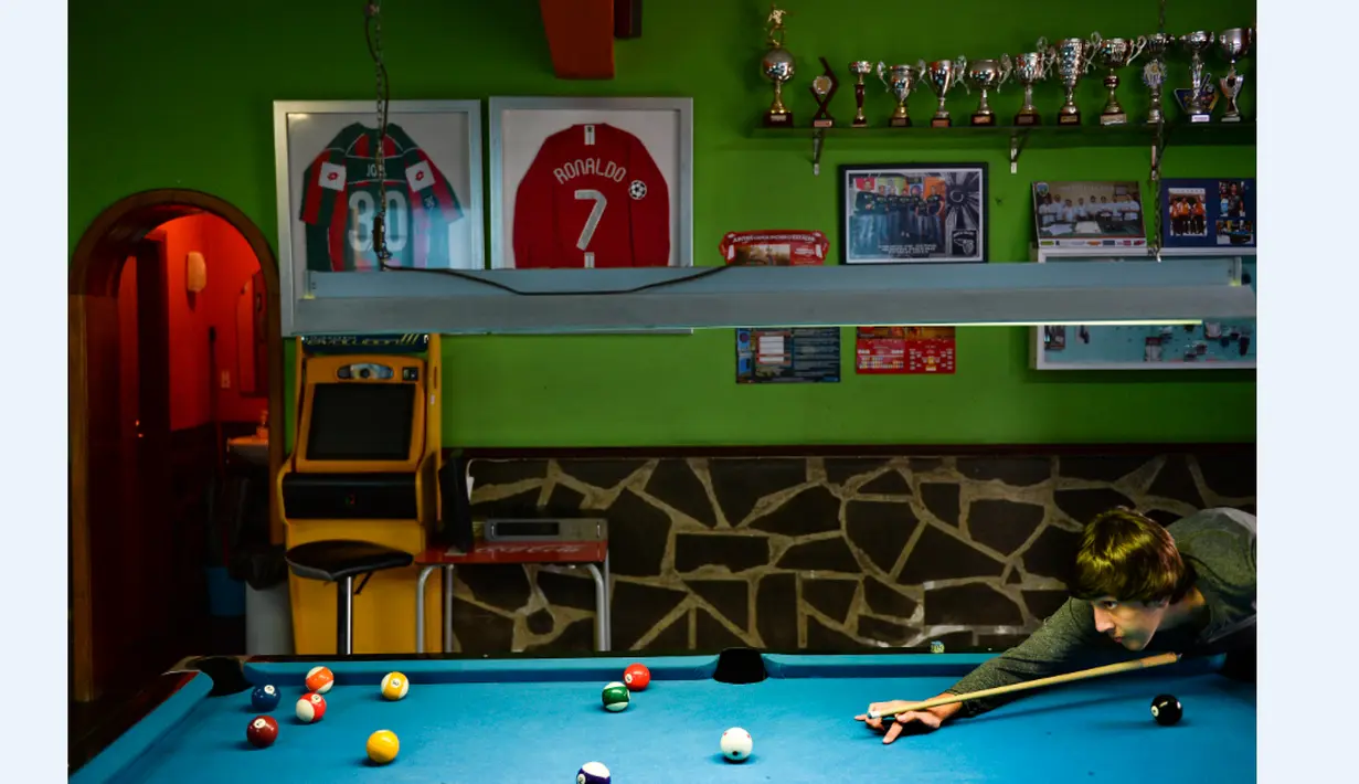 Sebuah bar di Quinta Falcao memasang pernak-pernik CR7. Kawasan Quinta Falcao adalah tempat masa kecil Cristiano Ronaldo dan keluarganya tinggal yang terletak di Funchal, Madeira, Portugal, (29/4/2016). (AFP/Patricia De Melo Moreira)