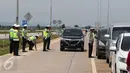 Polisi saat memberhentikan mobil yang melaju di jalan tol Cikampek-Palimanan KM.165, Majalengka, (14/12). Polda Jabar bekerjasama dengan PT Lintas Marga Sedaya (LMS) melakukan berbagai langkah penegakan hukum. (Liputan6.com/Angga Yuniar)