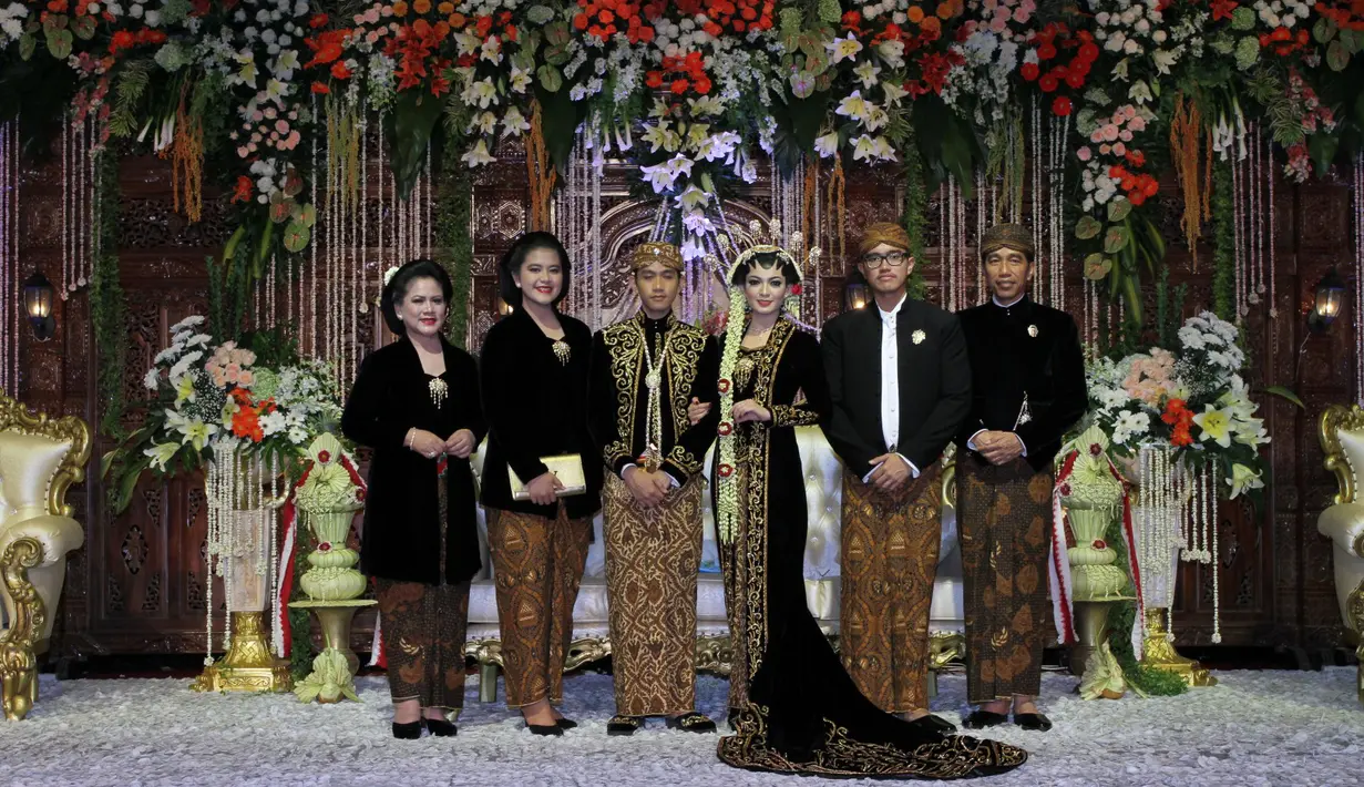 Gibran dan Selvi didampingi Presiden Jokowi, Nyonya Iriana Jokowi dan kedua adik Gibran; Kaesang Pengarep dan  Kahiyang Ayu. (Galih W. Satria/bintang.com)