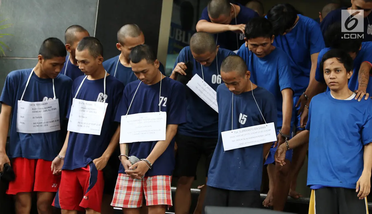 Sejumlah orang yang diduga anggota geng motor ditangkap polisi hasil Operasi Cipta Kondisi di Polda Metro Jaya, Jakarta, Jumat (2/6). Polisi juga menemukan sejumlah senjata api dan tajam dari tersangka. (Liputan6.com/Immanuel Antonius)
