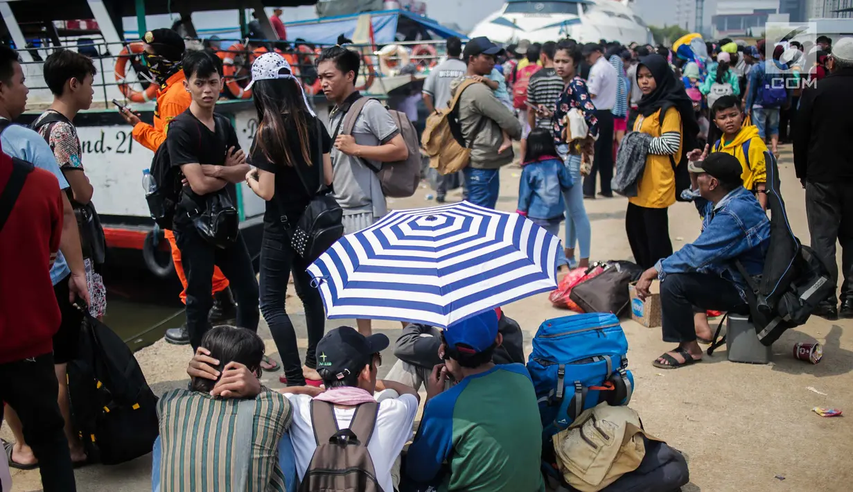 Wisatawan yang akan berlibur menunggu kedatangan kapal di Pelabuhan Kali Adem, Muara Angke, Jakarta, Sabtu (8/6/2019). Beberapa pulau di wilayah Kepulauan Seribu menjadi pilihan favorit banyak warga Ibu Kota dan sekitarnya yang memanfaatkan momen liburan Lebaran. (Liputan6.com/Faizal Fanani)