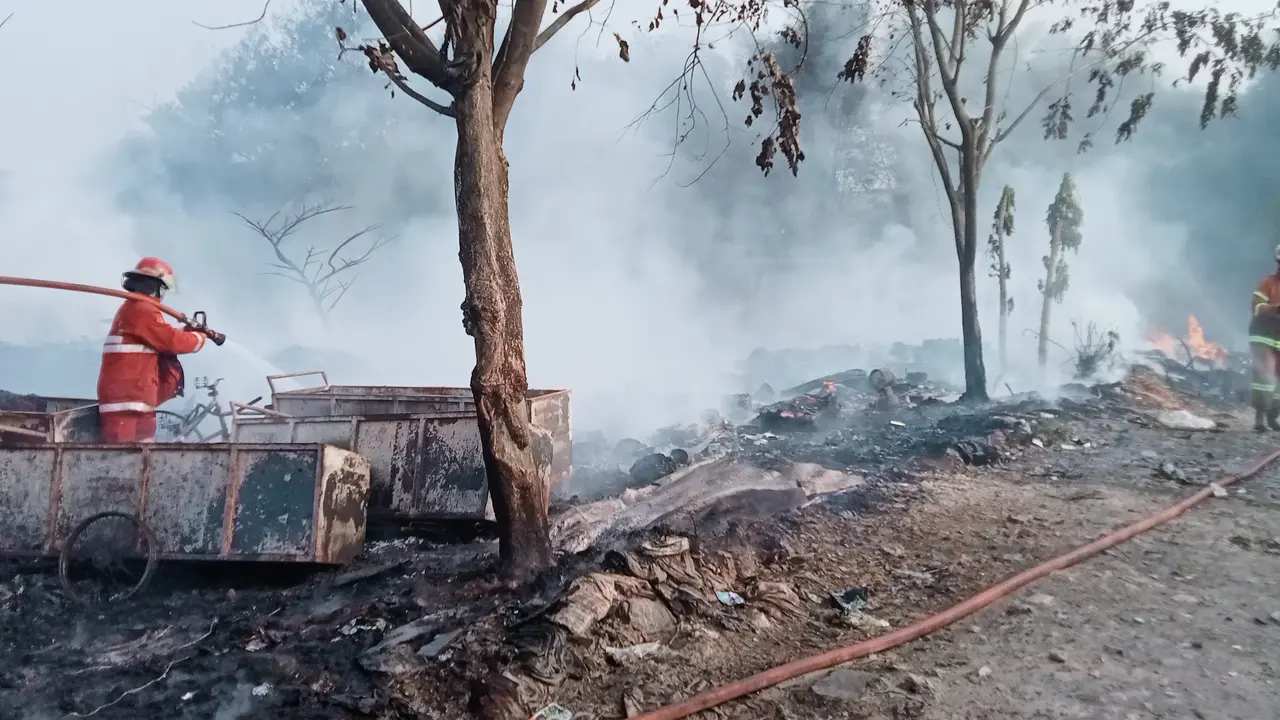 Proses pemadaman api oleh petugas Damkar Kota Bekasi di lapak pemulung TPST Bantargebang yang terbakar, Sabtu (19/8/2023) sore (Liputan6.com/Bam Sinulingga)