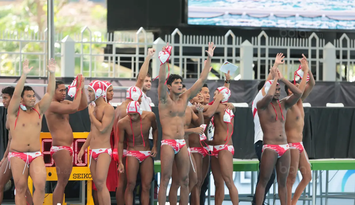 Altet polo air putra Indonesia merayakan kemenangan atas Filipina di SEA Games XXIX di National Aquatic Centre, Kuala Lumpur, Minggu (20/8). Tim Polo Air Indonesia menang dengan skor 12-5 atas Filipina. (Liputan6.com/Faizal Fanani)