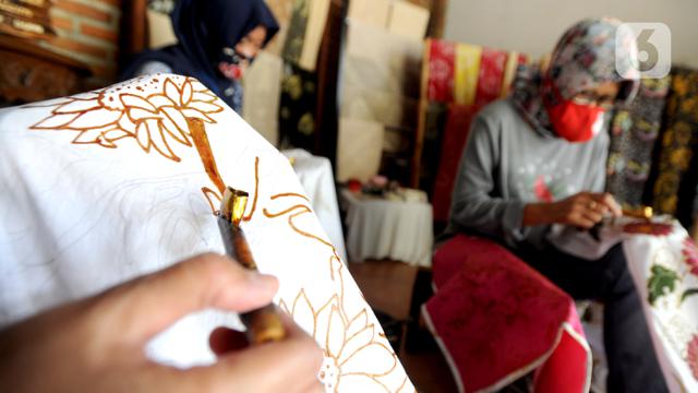 Pembatik di Kampung Batik Cibuluh Bertahan di Tengah Pandemi-