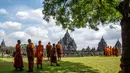 Para biksu Buddha mengunjungi Candi Sewu, bagian dari Kompleks Candi Prambanan yang termasuk dalam Situs Warisan Dunia UNESCO, saat mereka berpartisipasi dalam perjalanan spiritual Indonesia Walk of Peace (IWOP 2026) di Klaten, Jawa Tengah, pada Jumat 29 Mei 2026. Mereka berjalan sejauh 660 kilometer selama 20 hari dari Pulau Bali ke Candi Borobudur di Magelang, Jawa Tengah, untuk merayakan Hari Waisak. (DEVI RAHMAN/AFP)