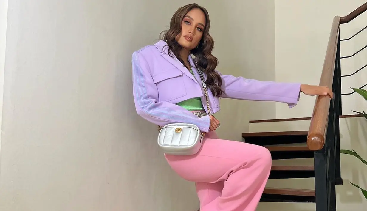<p>Memadukan 4 warna dalam satu outfit membuat penampilan Cinta Laura semakin stunning. (sumber: Instag</p>