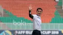 Pelatih Thailand, Kiatisuk Senamuang memimpin anak asuhnya menjalani uji coba lapangan jelang leg pertama Final Piala AFF 2016  di Stadion Pakansari, Bogor (13/12/2016).  (Bola.com/Nicklas Hanoatubun)