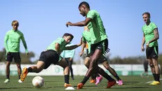 Gelandang Sporting CP, Pedro Goncalves (kedua kiri) dan bek Matheus Reis mengikuti sesi latihan tim di tempat latihan akademi Cristiano Ronaldo di Alcochete,pada 19 April, 2023. (AFP/FILIPE AMORIM)