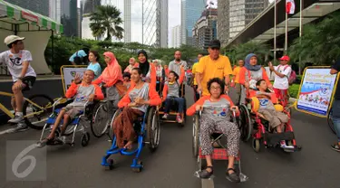 Anak-anak disabilitias mengikuti jalan sehat dalam acara Jalan Sehat Keluarga Disabilitas (JSKD) di Pasar Akhir Pekan SCBD, Jakarta (11/12). Jalan sehat ini memberi  kesempatan bagi masyarakat untuk bisa berbagi dan berbaur. (Liputan6.com/Fery Pradolo)