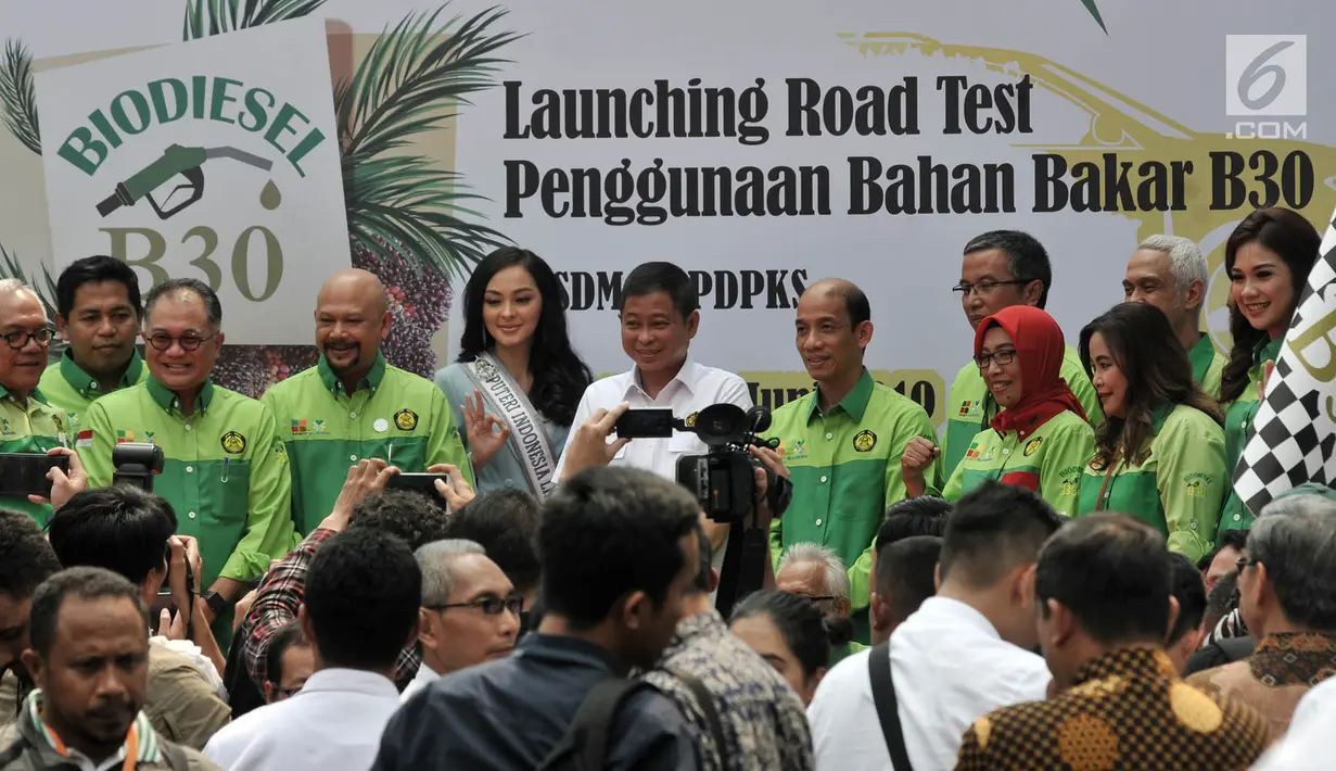 Menteri ESDM Ignasius Jonan didampingi Wakil Menteri ESDM Arcandra Tahar beserta petinggi Kementerian ESDM foto bersama saat uji jalan Penggunaan Bahan Bakar B30 untuk kendaraan bermesin diesel di Kementerian ESDM, Jakarta, Kamis (13/6/2019). (merdeka.com/Iqbal S. Nugroho)