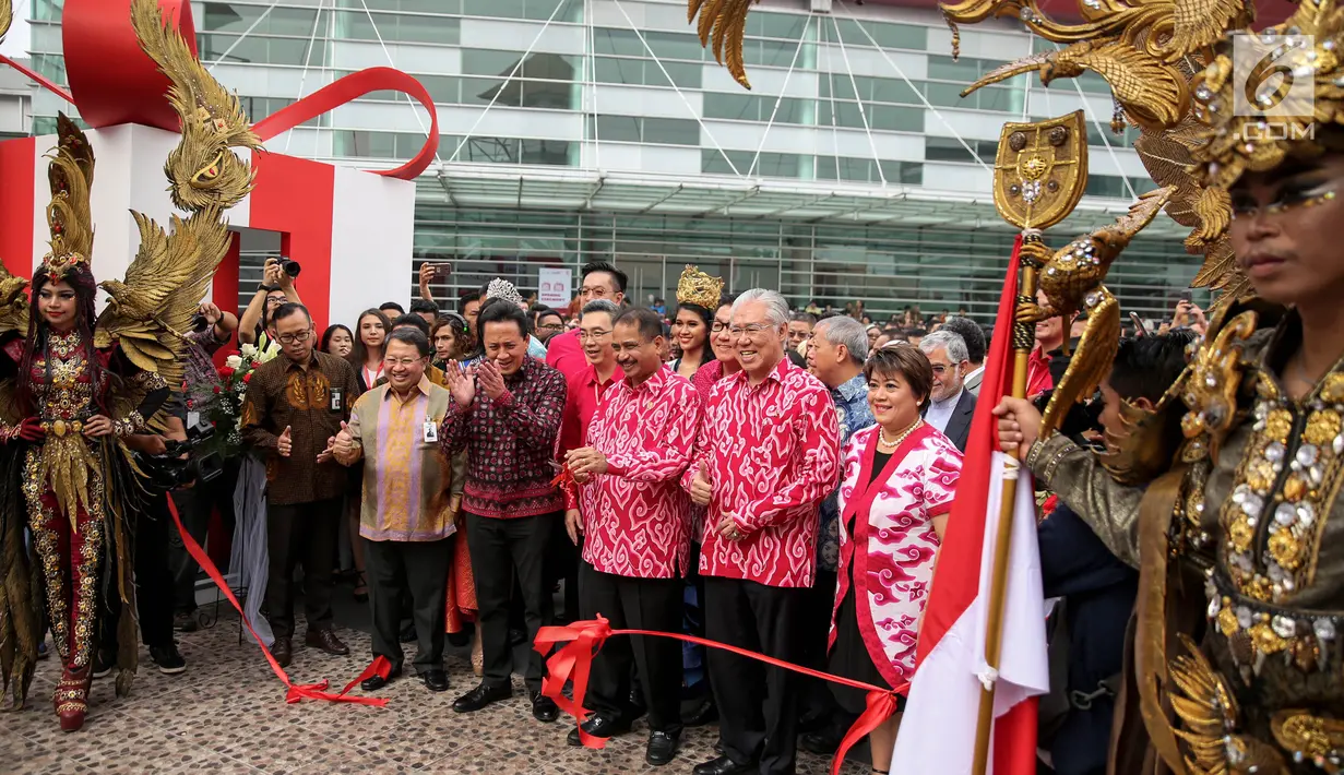 Menpar Arief Yahya didampingi Mendag Enggartiasto Lukito memotong pita sebagai tanda dibukanya Hari Belanja Diskon Indonesia (HBDI) dan Happy Birthday Indonesia Festival (HBDIF) di JIExpo Kemayoran, Jakarta, Selasa (15/8). (Liputan6.com/Faizal Fanani)