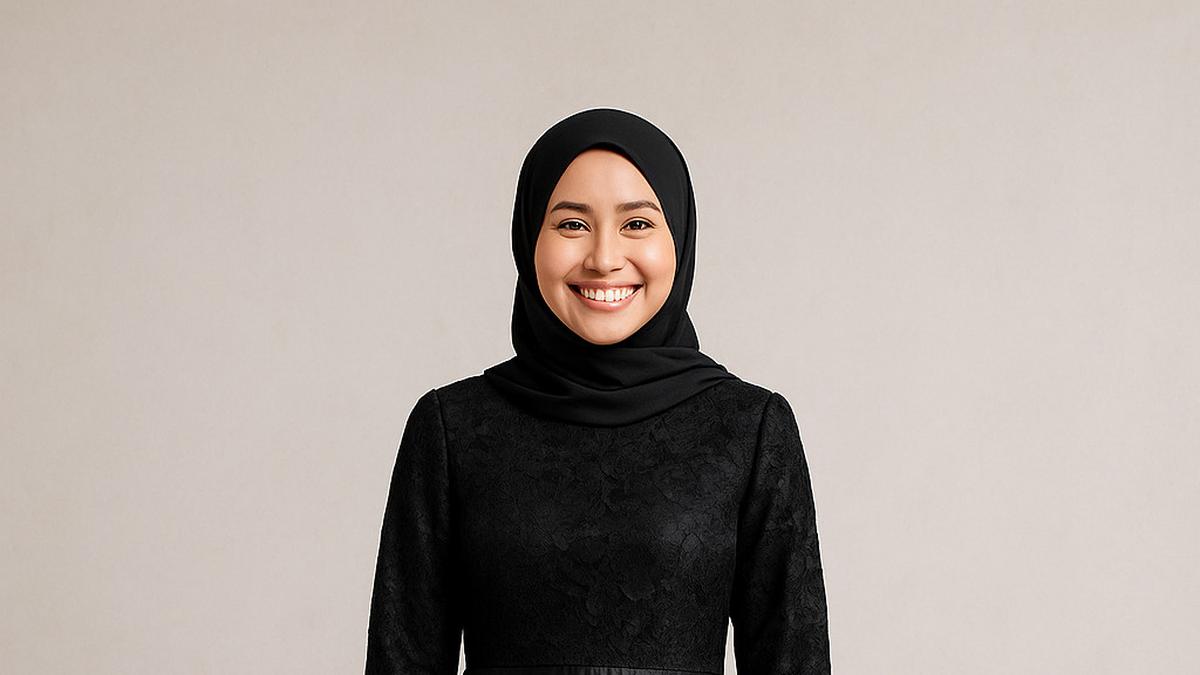 8 Model Gamis Hitam Kombinasi Brokat dan Satin, Mewah dan Elegan