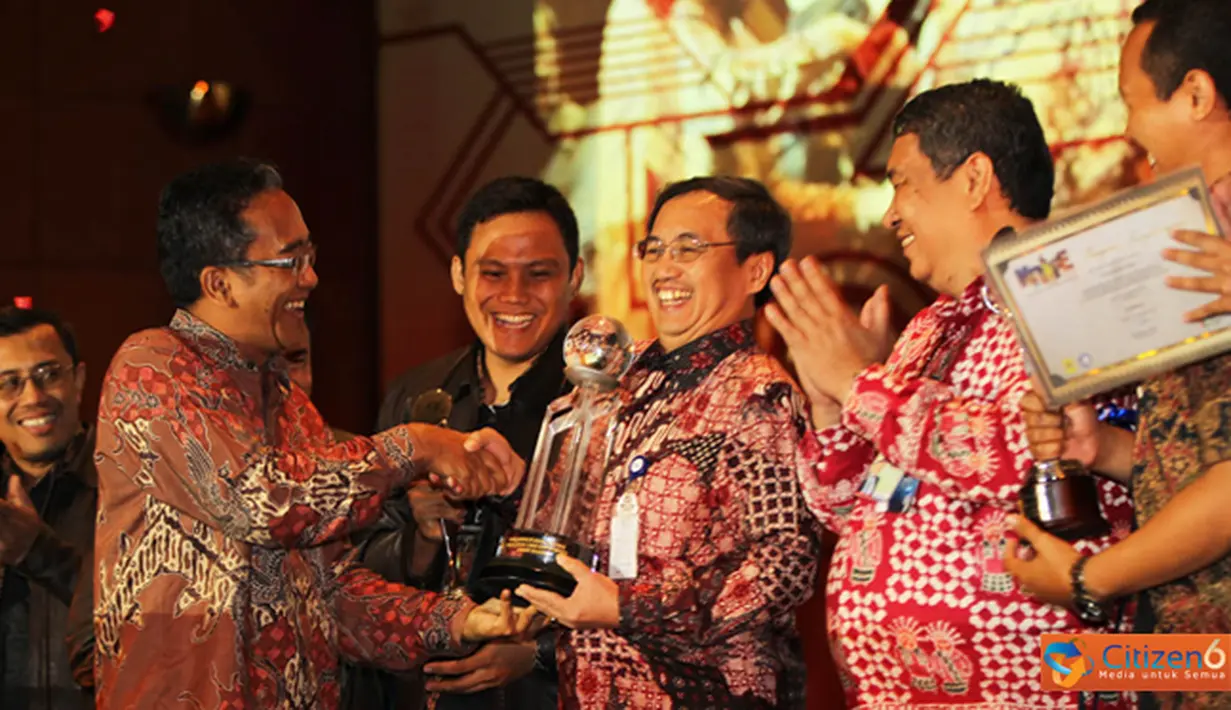 Citizen6, Jakarta: Direktur Utama PLN, Nur Pamudji menyerahkan piala juara umum kepada Direktur Utama PT Indonesia Power, Djoko Hastowo pada acara penutupan KNIFE 2012 di PLN Kantor Pusat Jakarta, Jumat (12/10). (Pengirim: Agus Trimukti)