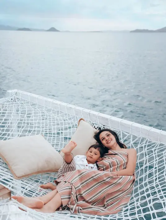 "Ya, ini blessing. Tapi juga aku rasa bukan halangan ya, alhamdulillah, untuk berkarya. Karena ini dua hal yang berbeda ya (antara berkarya dan kehamilan)," pungkas Andien Aisyah.  (Instagram/andienaisyah)