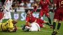 Bintang timnas Portugal, Cristiano Ronaldo dilanggar pada laga kedua kualifikasi Piala Eropa 2020 yang berlangsung di Stadion Da Luz, Lisbon, Senin (27/3). Portugal raih hasil imbang 1-1 kontra Serbia. (AFP/Patricia de Melo)