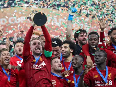 Para pemain Liverpool merayakan gelar juara Piala Dunia Antarklub 2019 setelah mengalahkan Flamengo di Stadion Internasional Khalifa, Doha, Minggu (21/12). Liverpool menang 1-0 atas Flamengo. (AFP/Karim Jaafar)