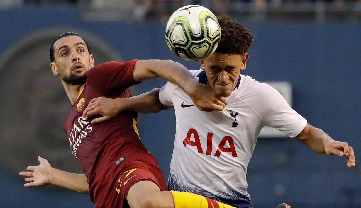 Gelandang Tottenham Luke Amos berebut bola dengan bek AS Roma Lucas saat bertanding pada pertandingan International Champions Cup di San Diego (25/7). Tottenham menang telak 4-1 atas Roma. (AP Photo/Gregory Bull)