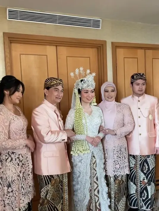 Di hari bahagia itu, keduanya terlihat menawan dalam balutan busana adat Sunda.  [Foto: IG/myrnamyura/rizkanatakusumah].