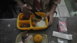 Makan bersama di sekolah dalam rangka rangkaian uji coba atau simulasi program makan siang bergizi gratis. (merdeka.com/Imam Buhori)