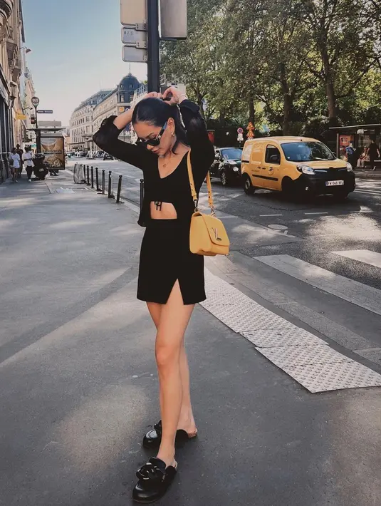 Alyssa mengenakan all black outfit yang juga bisa dijadikan inspirasi street style yang menarik. Mengenakan bra hitam yang ditumpuknya dengan sweater hitam, Alyssa tampak memadukan penampilannya dengan mini skirt yang juga berwarna hitam dengan detail slit. Foto: Instagram.