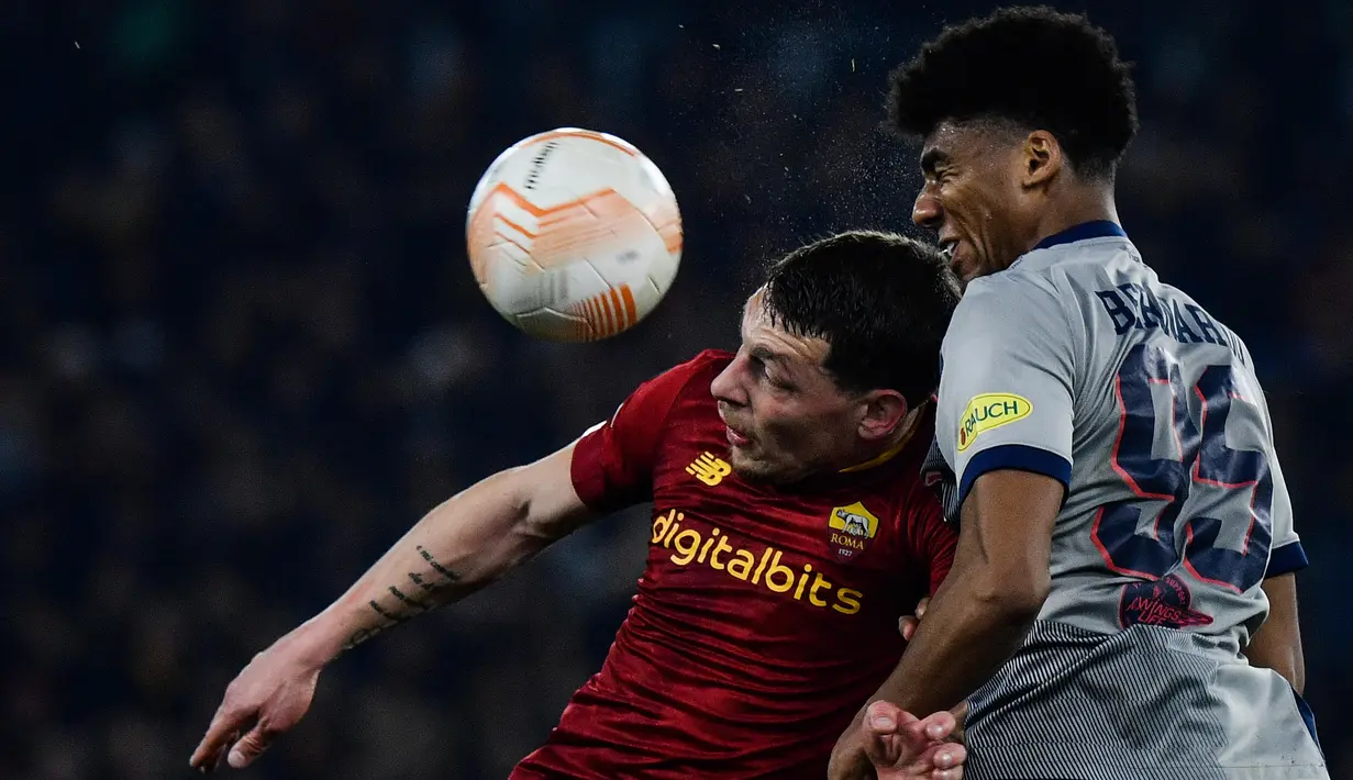 Pemain AS Roma, Andrea Belotti (kiri) berebut bola diudara dengan pemain Salzburg, Bernardo dalam laga leg kedua play-off babak Liga Europa 2022/2023 yang berlangsung Olimpico Stadium, Jumat (24/2/2023). Belotti mencetak gol pertama dalam pertandingan ini. (AFP/Filippo Monteforte)