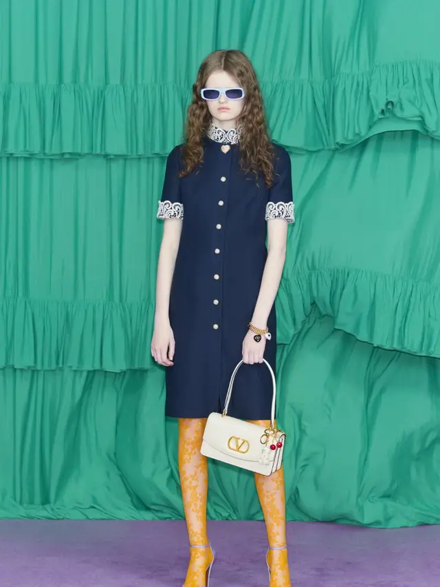 8 Potret Koleksi Pre-Fall 2025 Valentino Hadir, Bangkitkan Nuansa Era 70-an dan 80-an