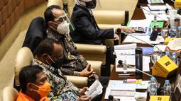 Menteri Perhubungan (Menhub) Budi Karya Sumadi (kedua kanan) mengikuti Rapat Dengar Pendapat bersama Komisi V DPR RI di Senayan, Rabu (25/11/2020). Rapat membahas kesiapan infrastruktur dan transportasi saat libur Natal 2020 dan Tahun Baru 2021 di tengah Pandemi Covid-19. (Liputan6.com/Johan Tallo)