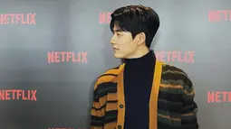 Gayanya banyak dipuji meski pakai busana santai. Salah satunya saat pria dengan tinggi 183 cm itu hadiri premier seriesnya memakai turtle neck hitam dan outer kuning ini. (Liputan6.com/IG/@lomon991111)