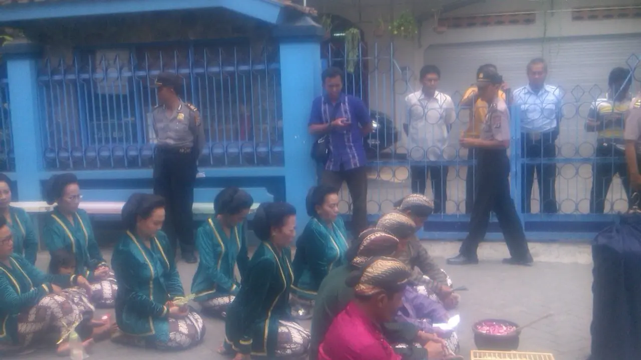 Paguyuban budaya Yogya meruwat Amien rais di depan rumahnya di Sleman, Yogyakarta (Liputan6.com) 