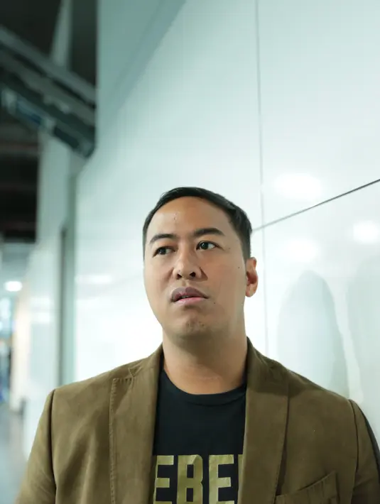 "Lebih pada hal terbaik yang anak muda bisa lakuin untuk bangsa dan dirinya sendiri itu, yaa dengan berkarya,” tutur Pandji Pragiwaksono. (Adrian Putra/Bintang.com)