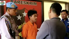 Tersangka dibawa ke kantor polisi setelah diserahkan orangtuanya. Pembunuhan dilatari dendam dan sakit hati terhadap korban.