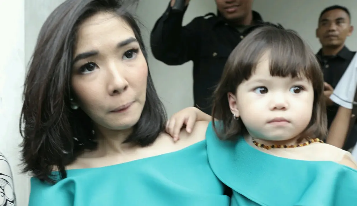 Gisella Anastasia dan Jessica Iskandar terlihat dalam sebuah video sedang asik berjoged dan kabarnya juga seperti memegang botol minuman. Tak lama kemudian, video tersebut pun dengan cepat langsung beredar di media sosial. (Galih W.Satria/Bintang.com)