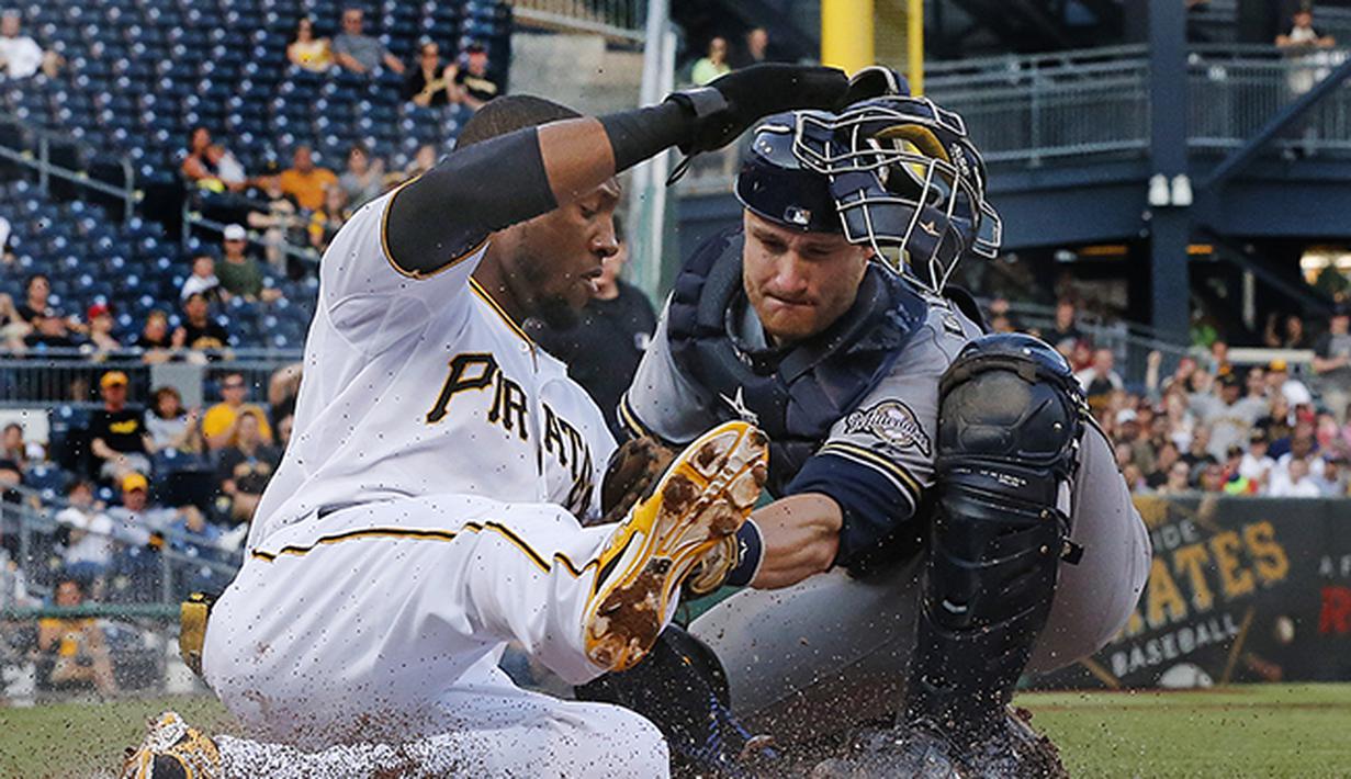Aksi pemain Starling Marte dari tim bisbol Pittsburgh Pirates (kiri) saat berhadapan dengan Milwaukee Brewers. (AP/Gene J. Puskar)