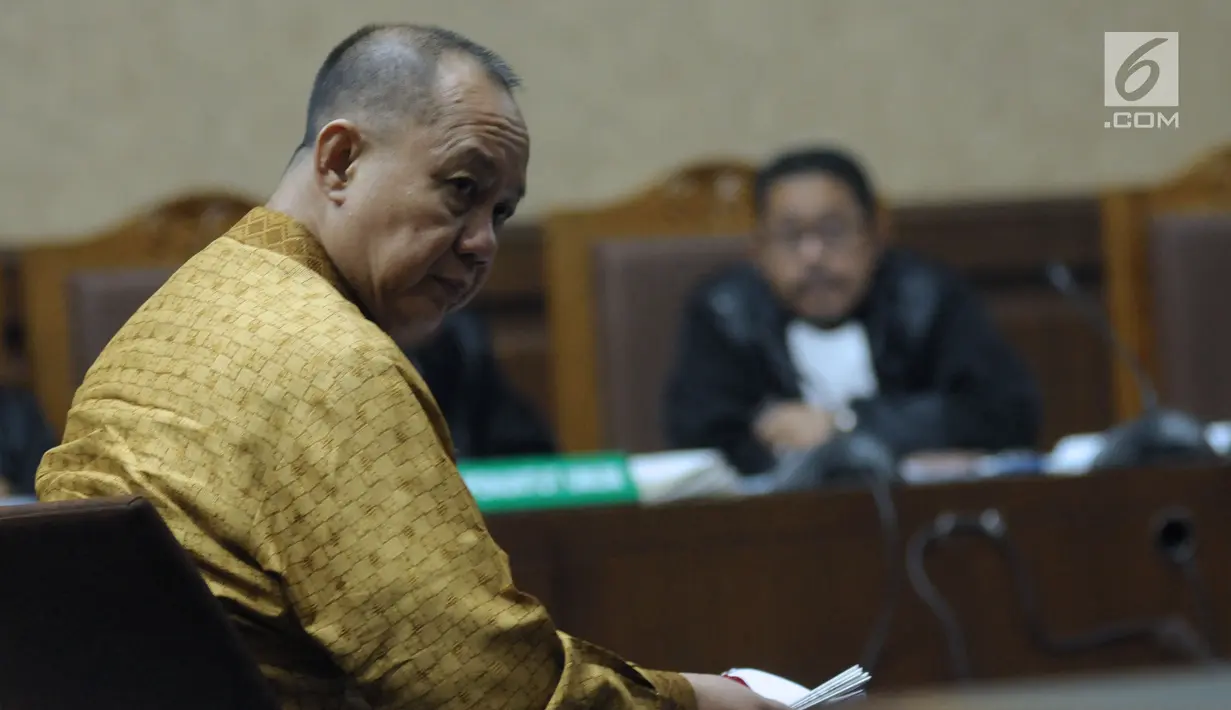 Mantan Kepala BPPN, Syafruddin Arsyad Temenggung saat menjalani sidang pembacaan eksepsi atas dakwaan di Pengadilan Tipikor Jakarta, Senin (21/5). Syafruddin tersangka kasus penerbitan SKL dalam BLBI kepada BDNI. (Liputan6.com/Helmi Fithriansyah)