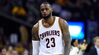 Pemain Cleveland Cavaliers, LeBron James tertunduk lesu usai timnya kalah di pertandingan ke enam final NBA di Quicken Loans Arena, (17/6/2015). Warriors menang 105-97 pada pertandingan ke enam final NBA. (Reuters/Bob Donnan)