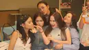 Elina Joerg, Rebecca Klopper dan Jovita Karen hadiri acara ulang tahun sahabat tercintanya sejak tahun 2016 ini. Keempat pemain Mermaid in Love ini tampil santai dengan busana simpel tapi stylish. Potret ketika pemain Mermaid in Love menjahili Adzwa Aurell ini sukses bikin gemas. Meski dijahili teman-temannya, artis kelahiran Bandung tahun 2001 ini tetap lucu dan cantik. (Liputan6.com/IG/@iniadzwaaurell)