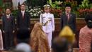 Presiden Joko Widodo (kanan) saat memberikan gelar Pahlawan Nasional kepada enam tokoh di Istana Negara, Jakarta, Jumat (8/11/2019). Mereka adalah Ruhana Kuddus, Himayatuddin Muhammad Saidi, M Sardjito, Abdul Kahar Mudzakkir, A A Maramis, dan Masjkur. (Foto: Lukas-Biro Pers Sekretariat Presiden)