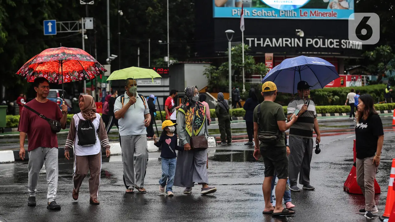 Rintik Hujan Tidak Menyurutkan Aktivitas Warga di Hari Bebas Kendaraan Bermotor