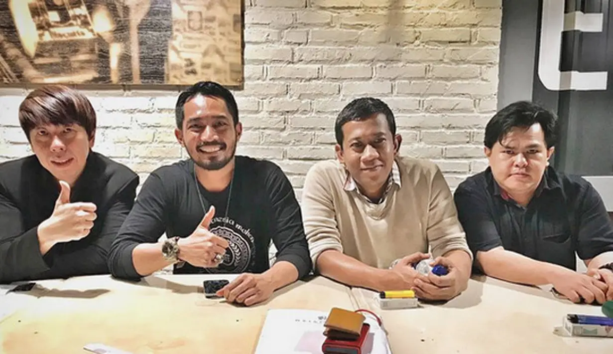 Saat foto bersama dengan pengacaranya, Yama Carlos mengunggah beberapa foto di media sosial. Melihat hal itu, sang istri Arfita Dwi Putri terlihat ikut mengomentari foto suaminya. (Instagram/yamacarlos7)