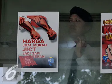Poster penolakan perpanjangan pengelolaan JICT ditempel di sekitar lokasi aksi Tanjung Priok, Jakarta, Selasa (28/7/2015). Mereka menilai perpanjangan konsesi melanggar UU. (Liputan6.com/JohanTallo)