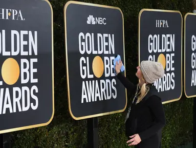 Pekerja menyiapkan area karpet merah Golden Globe Awards 2019 di The Beverly Hilton, Beverly Hills, California, Sabtu (5/1). Sejumlah bintang Hollywood akan hadir pada penghargaan tahunan paling bergengsi bagi industri perfilman ini. (Mark RALSTON/AFP)