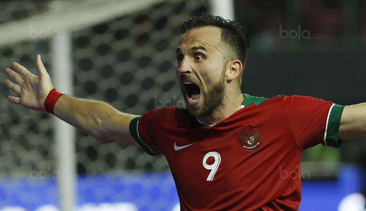 Striker Indonesia, Ilija Spasojevic, melakukan selebrasi usai mencetak gol ke gawang Guyana pada laga persahabatan di Stadion Patriot, Bekasi, Sabtu (25/11/2017). Indonesia menang 2-1 atas Guyana. (Bola.com/M Iqbal Ichsan)