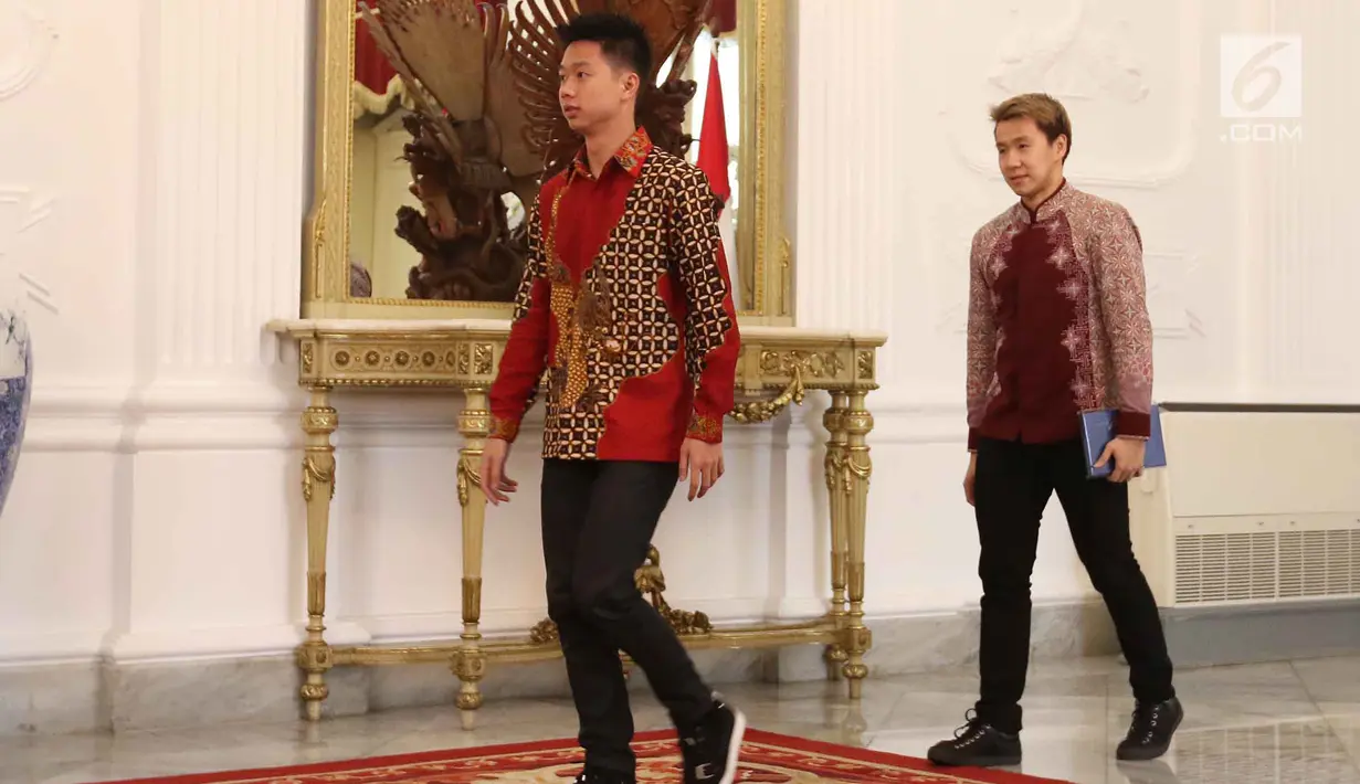 Ganda putra peraih emas di All England, Kevin Sanjaya (kiri) dan Marcus Gideon (kanan) menemui Presiden Jokowi di Istana Merdeka, Jakarta, Senin (2/4). Jokowi ingin keduanya juga bisa berjaya di Asian Games 2018. (Liputan6.com/Angga Yuniar)