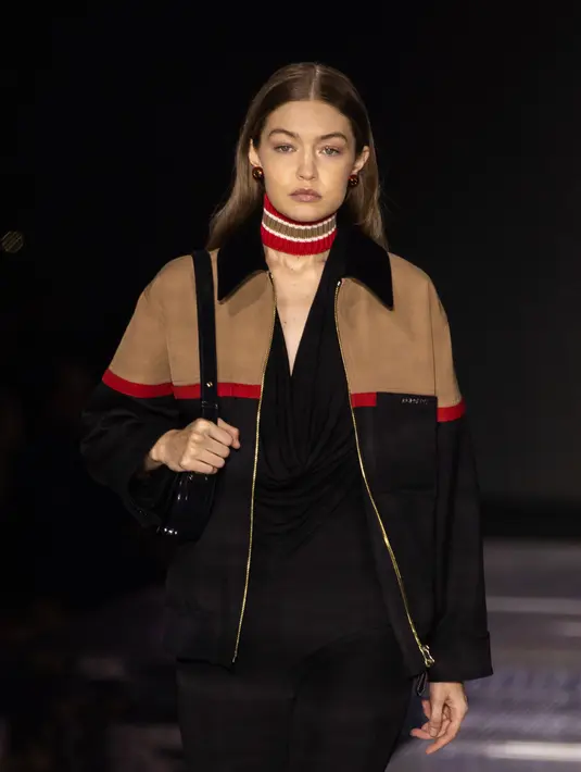 Model Gigi Hadid memeragakan busana koleksi Burberry dalam London Fashion Week 2020 di London, Inggris, Senin (17/2/2020). London Fashion Week 2020 berlangsung pada tanggal 14 hingga 18 Februari. (Photo by Vianney Le Caer/Invision/AP)