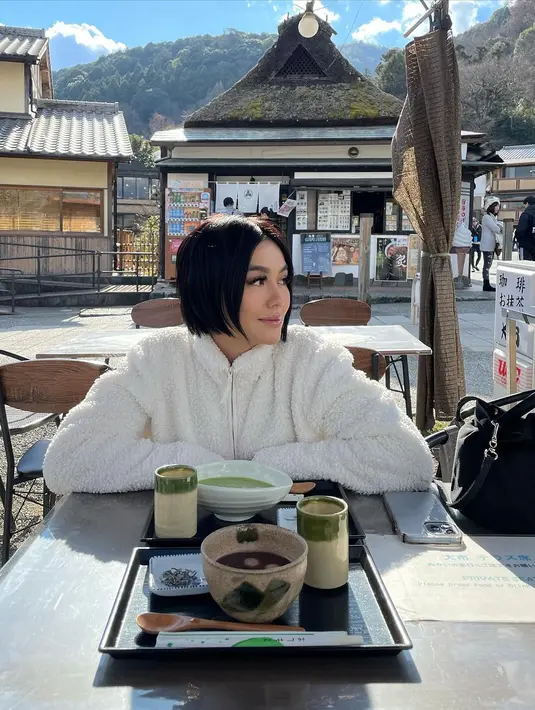 Liburan di Jepang bersama sang kekasih, inilah potret kece Agnez Mo dengan kaket berbulu warna putih dan rambut pendek barunya. [@agnezmo]