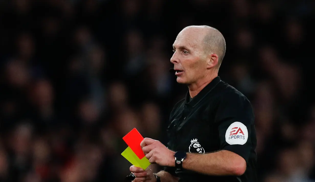 Pemimpin laga Arsenal Vs Tottenham, Mike Dean keluarkan kartu merah untuk pemain Tottenham, Jan Verthongen dalam laga lanjutan Liga Inggris pekan ke-14 yang berlangsung di stadion Emirates, London, Minggu (2/12). (AFP/Ian Kington)
