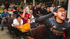 Fans Arsenal melakukan selebrasi saat Bukayo Saka mencetak gol kedua timnya ke gawang West Ham saat Roaring Night Liga Inggris yang berlangsung di Triboon, Cilandak, Jakarta Selatan, Minggu (11/02/2024) malam WIB. (Bola.com/Bagaskara Lazuardi)